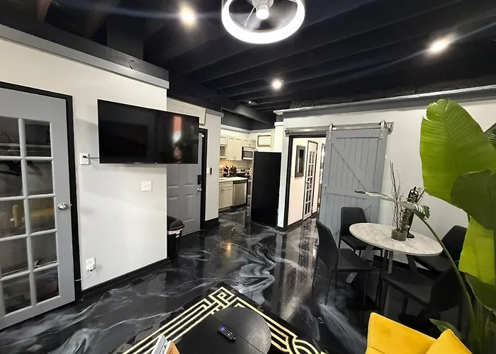 Stylish Cozy 1br Near Downtown Apartment *